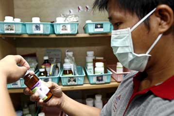 Συμφωνία για φθηνότερα φάρμακα κατά του AIDS ανακοίνωσε ο Μπιλ Κλίντον