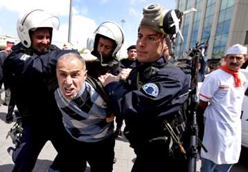 Η τουρκική αστυνομία διέλυσε συγκέντρωση για την Πρωτομαγιά στην Κωνσταντινούπολη