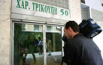 Επίθεση με πέτρες στα γραφεία του ΠΑΣΟΚ από ομάδα νεαρών