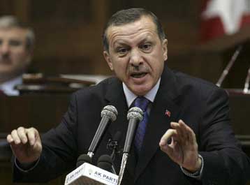 Στις κάλπες μεταφέρει ο Ερντογάν την αντιπαράθεση με τους κεμαλιστές