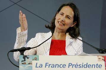 Απειλή για την κοινωνική ειρήνη χαρακτηρίζει η Σεγκολέν Ρουαγιάλ τον Σαρκοζί