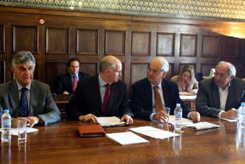 Η κυβερνητική πολιτική γεννά ανασφάλεια στην ελληνική οικογένεια, είπε ο Γ.Παπανδρέου