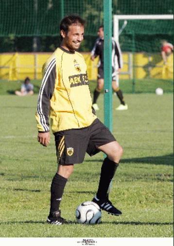 Θυμήθηκε τα παλιά ο Ντέμης, σκόραρε δις στην προπόνηση της ΑΕΚ