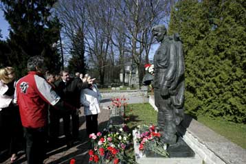 Παρέμβαση της ΕΕ ζητά η Εσθονία στην κόντρα της με τη Ρωσία για το σοβιετικό μνημείο