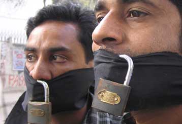 Χειροτερευούν οι συνθήκες για τους δημοσιογράφους σε ολόκληρο τον κόσμο