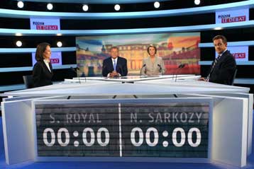 Σε υψηλούς τόνους αναμετρήθηκαν λίγο πριν από τις κάλπες Σαρκοζί και Ρουαγιάλ