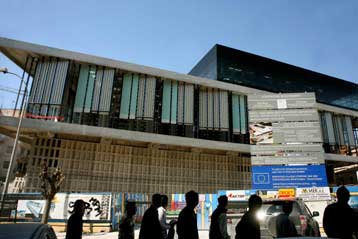 Δύο κτίρια μπροστά από το Νέο Μουσείο Ακροπόλεως κόβουν τη θέα προς τον Ιερό Βράχο