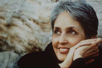 Ανεπιθύμητη η Τζόαν Μπαέζ σε συναυλία για τον αμερικανικό στρατό