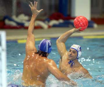 Πειραιώτικο ντέρμπι την Παρασκευή, «μονομαχίες» για τα πλέι-οφ το Σάββατο