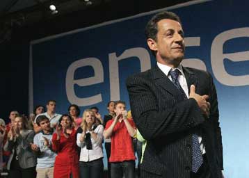 Με επιθέσεις και προσβολές οδεύουν Σαρκοζί και Ρουαγιάλ στις κάλπες