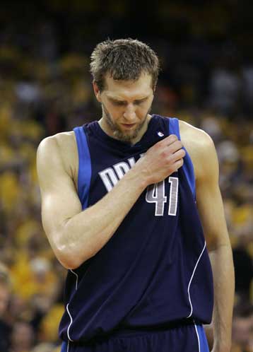 Οι Ουόριορς «πέταξαν» έξω από τα πλέι οφ τους Μάβερικς με το εντυπωσιακό 111-86