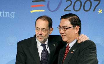 ΕΕ και ASEAN συμφώνησαν στην έναρξη συνομιλιών για απελευθέρωση του διμερούς εμπορίου