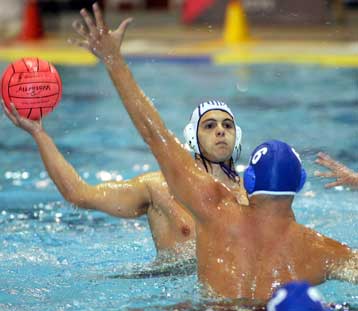 Ο Ολυμπιακός διατήρησε το απόλυτο νικών, 8-6 τον Εθνικό στο πειραϊκό ντέρμπι