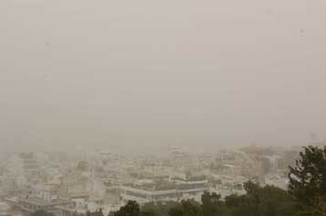 Πνιγηρή ατμόσφαιρα λόγω υψηλών θερμοκρασιών και κόκκινης σκόνης