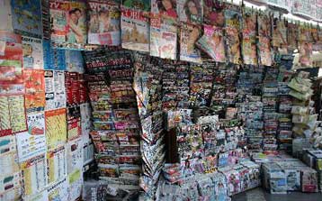 Έφοδος της Αστυνομίας στην Ομόνοια για τις εφημερίδες με τα «ροζ» DVD