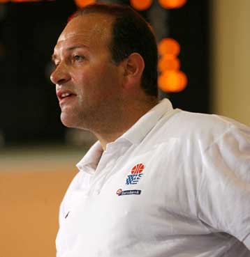 Στο νοσοκομείο μεταφέρθηκε ο Μανουσέλης που χτυπήθηκε από μπουκάλι στη διάρκεια αγώνα