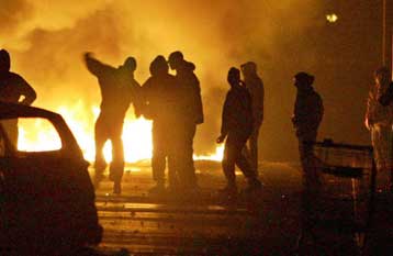 Επεισόδια και χρήση δακρυγόνων σε πόλεις της Γαλλίας μετά τη νίκη Σαρκοζί