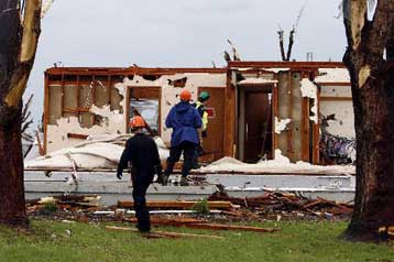Νέο κύμα ανεμοστρόβιλων χτυπά με μανία τις κεντρικές Ηνωμένες Πολιτείες