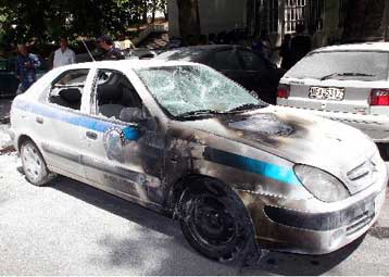 Στις φλόγες περιπολικό της αστυνομίας σε νέα επίθεση κουκουλοφόρων στη Θεσσαλονίκη