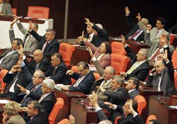 Στις 22 Ιουλίου «κλειδώνουν» οι εκλογές στην Τουρκία – Εγκρίθηκε συνταγματική αλλαγή