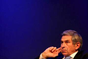 «Ένοχο» για σύγκρουση συμφερόντων κρίνει επιτροπή τον Π.Γούλφοβιτς