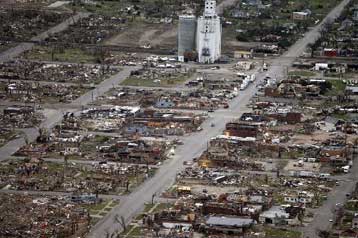 «Αυτοψία» Μπους στην πόλη του Κάνσας που ισοπεδώθηκε από ανεμοστρόβιλο