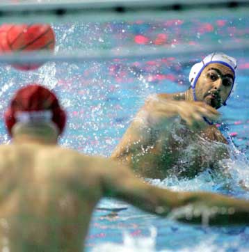 Ελπίζει στην πρόκριση ο Ολυμπιακός που νίκησε 11-9 την Χόνβεντ στον Πειραιά