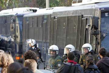 Στη φυλακή οδηγήθηκε 19χρονος φοιτητής για ένα… πράσινο ζευγάρι παπούτσια