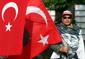 Ρευστό το πολιτικό τοπίο στην Τουρκία, σύμφωνα και με τις πρώτες δημοσκοπήσεις