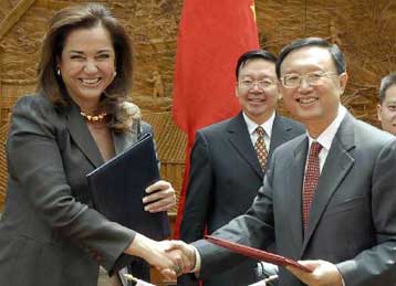 Την αναβάθμιση των ελληνοκινεζικών σχέσεων επιβεβαίωσαν Αθήνα και Πεκίνο