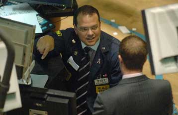 «Βουτιά» από τα ιστορικά υψηλά για τη Γουόλ Στριτ, απώλειες και στην Ευρώπη