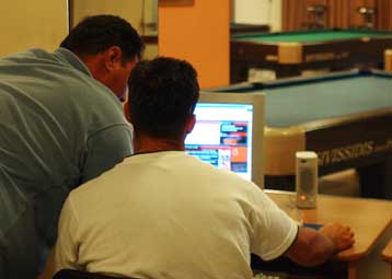 Ένας στους δύο Ελληνες χρησιμοποιεί H/Y, θεαματική αύξηση των χρηστών του Διαδικτύου