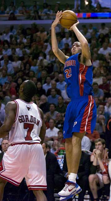 Με το ένα πόδι στον τελικό της Ανατολής οι Πίστονς μετά το 81-74 επί των Μπουλς