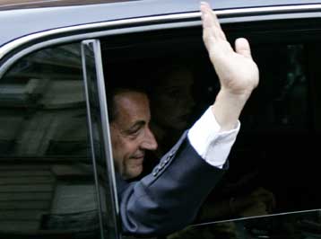 Στον σοσιαλιστή Ιμπέρ Βεντρίν πρότεινε το υπουργείο Εξωτερικών ο Νικολά Σαρκοζί