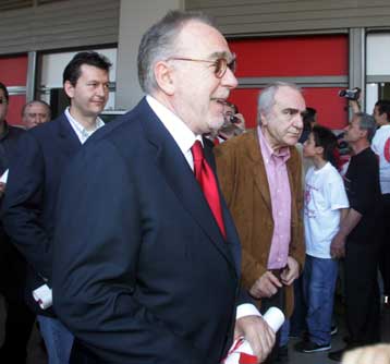 Όρους ίδιους με τους εφετινούς υποστηρίζει ο Ολυμπιακός ότι πρότεινε στον Ριβάλντο