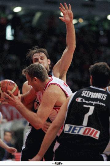 Στη σκιά του… Ριβάλντο, ο Ολυμπιακός έκανε το πρώτο βήμα με 85-76 επί του ΠΑΟΚ