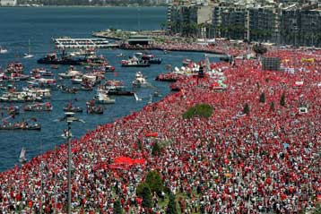Τεράστια διαδήλωση κεμαλιστών στη Σμύρνη εναντίον της κυβέρνησης Ερντογάν