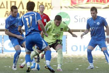 Στο νοσοκομείο δύο οπαδοί του Αρη που δέχθηκαν επίθεση από περίπου 20 άτομα