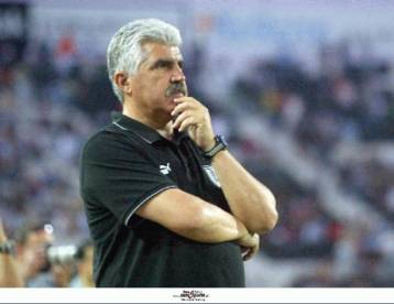 Η ΑΕΚ πήγε για βόλτα στην Πλατεία, εκτιμά ο Παράσχος, δεν σχολίασε ο Μάουρερ