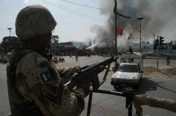 «Εύφλεκτη» η κατάσταση στο Πακιστάν μετά τη χειρότερη έξαρση βίας της 20ετίας