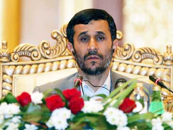 Με «σκληρά αντίποινα» απείλησε ο Αχμαντινετζάντ, εάν οι ΗΠΑ επιτεθούν στο Ιράν