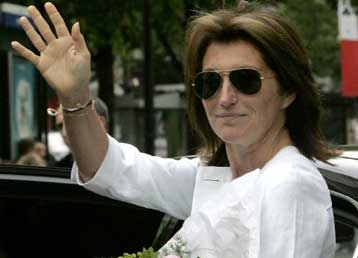 «Κατηγορώ» δημοσιογράφων για λογοκρισία σε άρθρο για τη σύζυγο Σαρκοζί