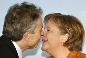 Ειδική «προσφορά» Μέρκελ προς Βρετανία για την αναβίωση του Ευρωσυντάγματος