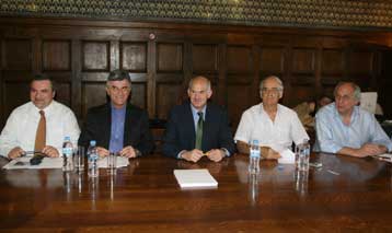 Συγκάλυψη σε μείζονα θέματα Δικαιοσύνης καταλογίζει στην κυβέρνηση ο Γ.Παπανδρέου