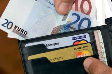 Μετρητά προτιμούν οι Έλληνες για τις αγορές τους, αν και βλέπουν ευκολίες στις κάρτες