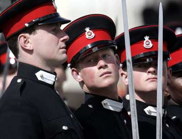 Δεν θα σταλεί τελικά στην εμπόλεμη ζώνη του Ιράκ ο πρίγκιπας Χάρι