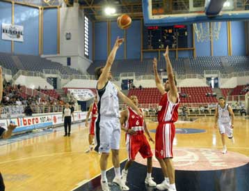 Ολυμπιακός και ΠΑΟΚ διασταυρώνουν τα ξίφη τους για μια θέση στα ημιτελικά