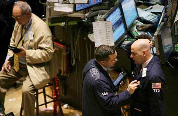 Νέο ρεκόρ για τον Dow Jones, πτώση στα ευρωπαϊκά χρηματιστήρια