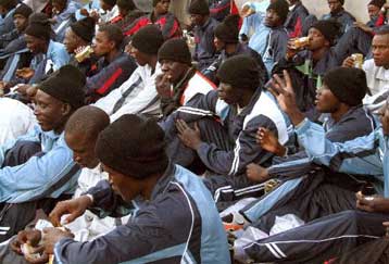 Πρόστιμα σε επιχειρήσεις που απασχολούν παράνομους μετανάστες εισηγείται η Κομισιόν