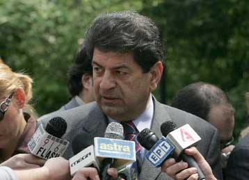 Να περιορίσει την άκρατη εκλογολογία επιχειρεί η κυβέρνηση